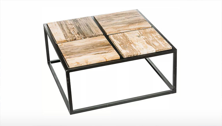 drewniany stół na metalowych nogach 